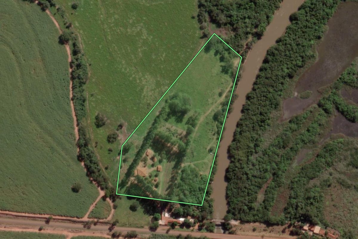 Imagem de satélite do imóvel rural em Onda Verde (SP), com o contorno declarado no CAR desenhado por cima.
