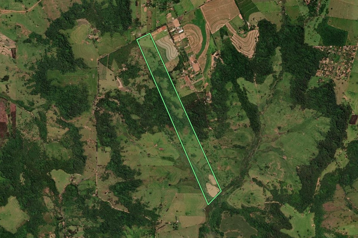 Imagem de satélite do imóvel rural em Oriente (SP), com o contorno declarado no CAR desenhado por cima.