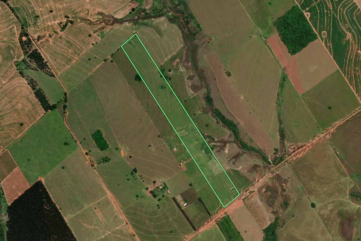 Imagem de satélite do imóvel rural em Oriente (SP), com o contorno declarado no CAR desenhado por cima.
