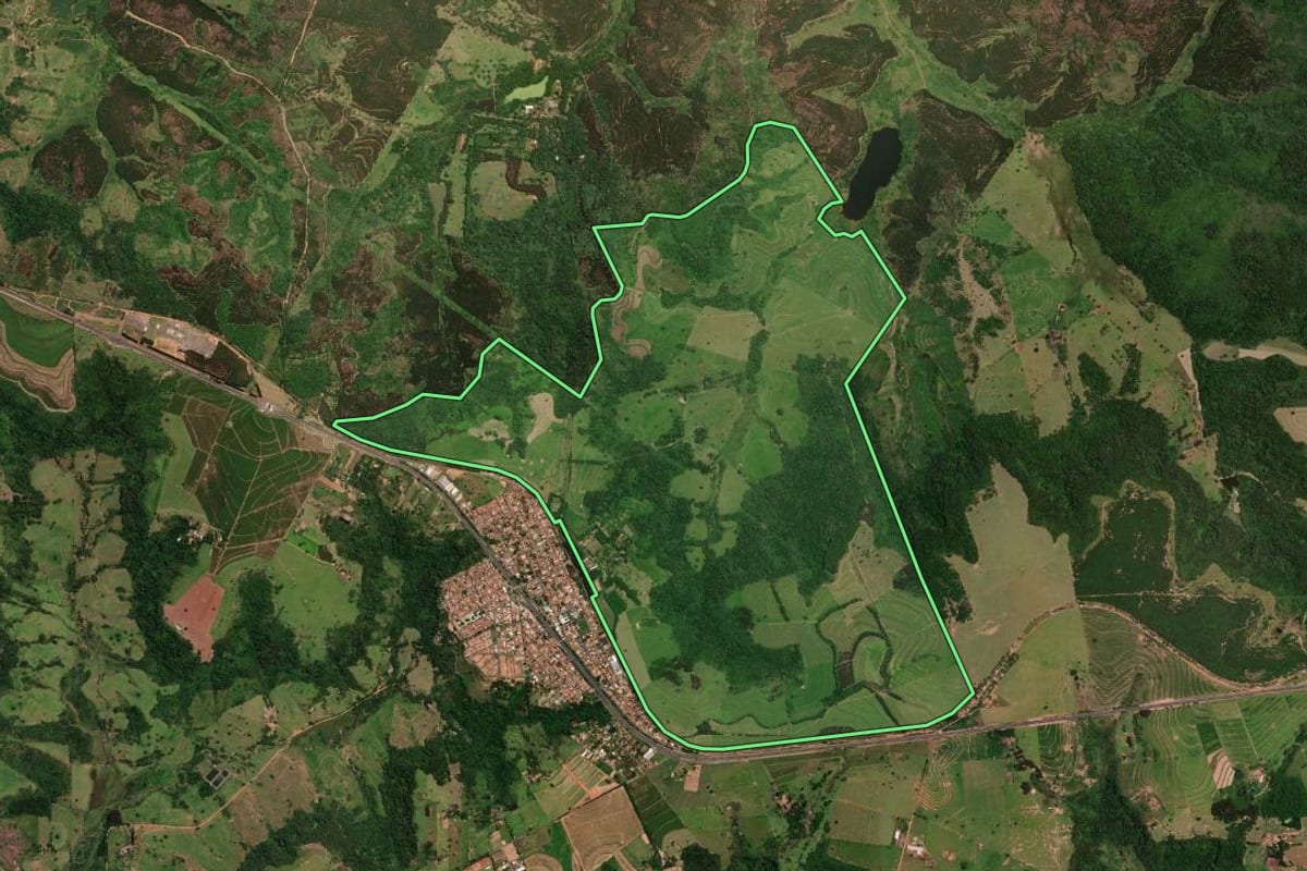 Imagem de satélite do imóvel rural em Oriente (SP), com o contorno declarado no CAR desenhado por cima.
