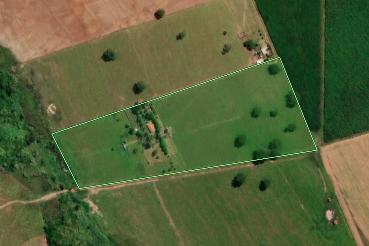 Imagem de satélite do imóvel rural em Oriente (SP), com o contorno declarado no CAR desenhado por cima.
