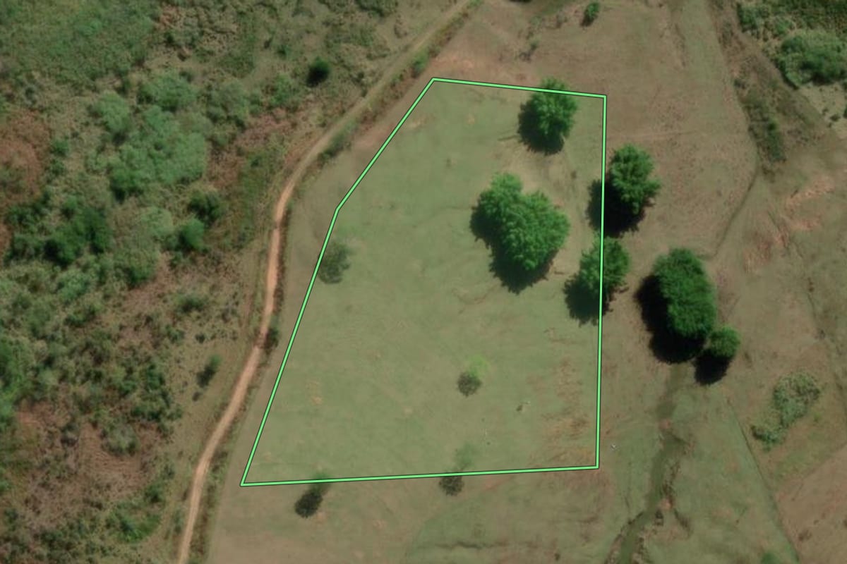 Imagem de satélite do imóvel rural em Marília (SP), com o contorno declarado no CAR desenhado por cima.