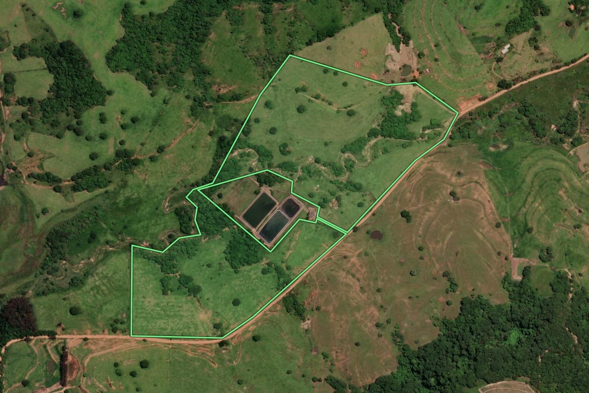 Imagem de satélite do imóvel rural em Oriente (SP), com o contorno declarado no CAR desenhado por cima.