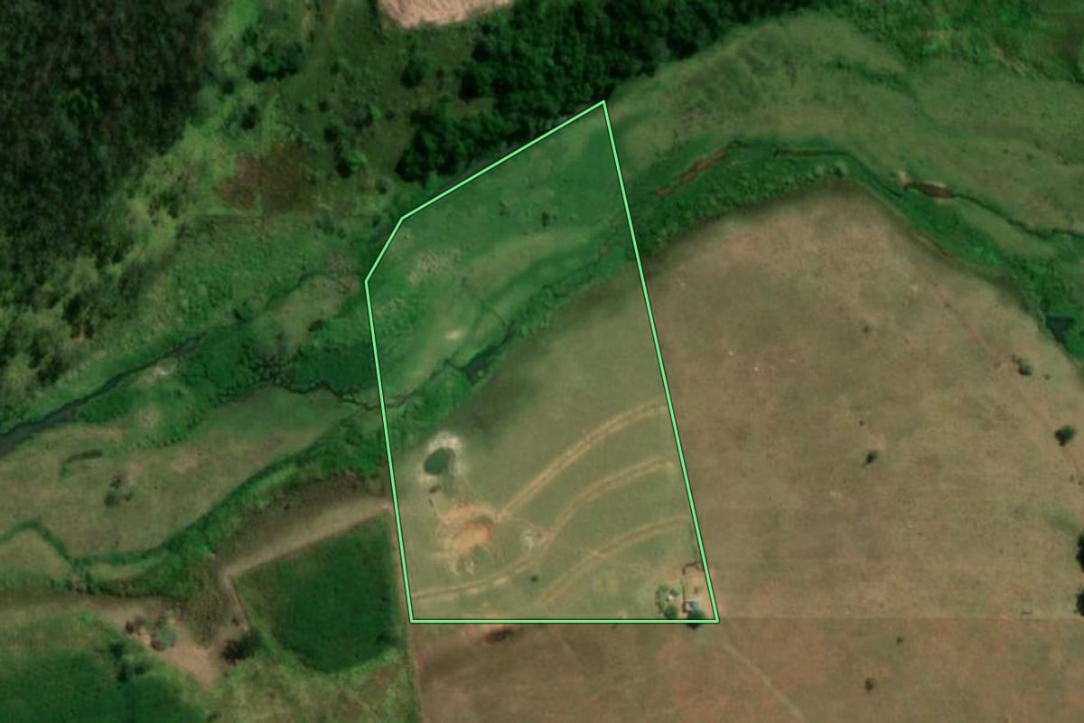 Imagem de satélite do imóvel rural em Oriente (SP), com o contorno declarado no CAR desenhado por cima.