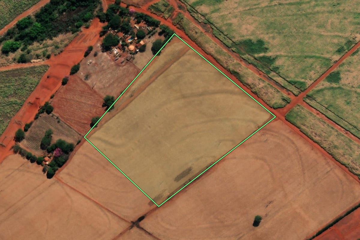 Imagem de satélite do imóvel rural em Orindiúva (SP), com o contorno declarado no CAR desenhado por cima.