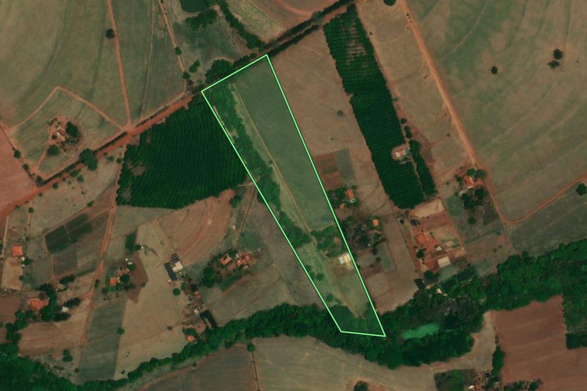 Imagem de satélite do imóvel rural em Orindiúva (SP), com o contorno declarado no CAR desenhado por cima.