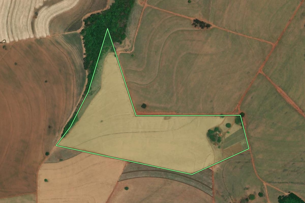 Imagem de satélite do imóvel rural em Orindiúva (SP), com o contorno declarado no CAR desenhado por cima.