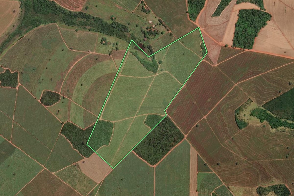 Imagem de satélite do imóvel rural em Orindiúva (SP), com o contorno declarado no CAR desenhado por cima.