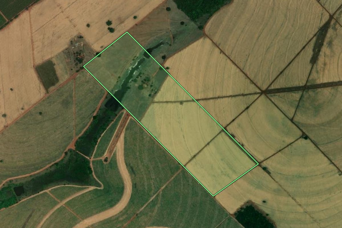 Imagem de satélite do imóvel rural em Orindiúva (SP), com o contorno declarado no CAR desenhado por cima.