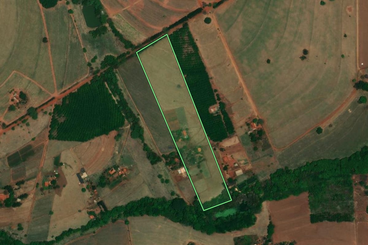 Imagem de satélite do imóvel rural em Orindiúva (SP), com o contorno declarado no CAR desenhado por cima.