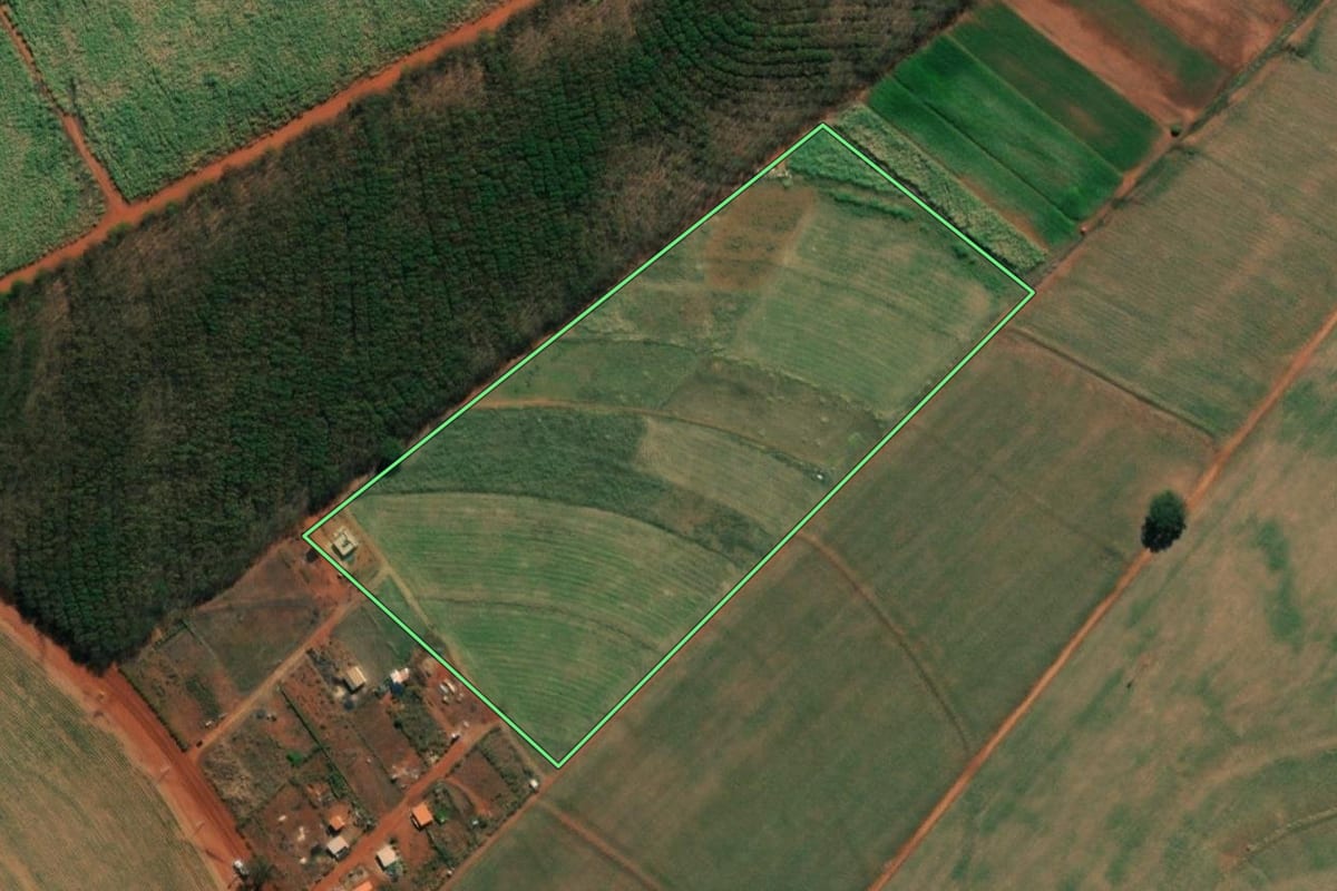 Imagem de satélite do imóvel rural em Orindiúva (SP), com o contorno declarado no CAR desenhado por cima.