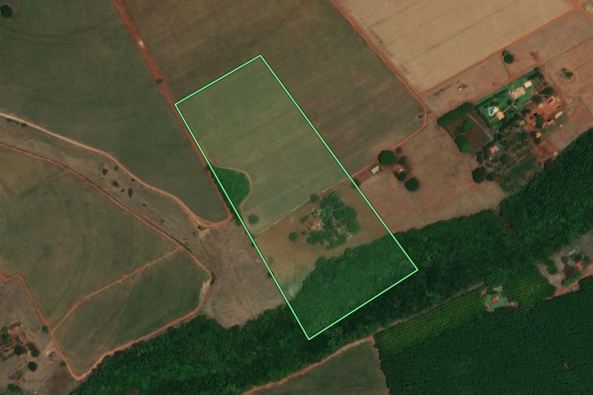 Imagem de satélite do imóvel rural em Orindiúva (SP), com o contorno declarado no CAR desenhado por cima.