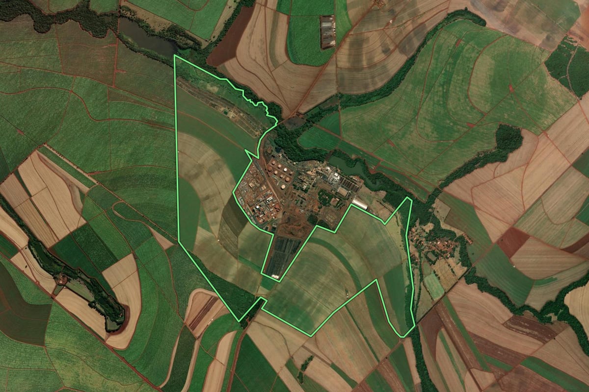 Imagem de satélite do imóvel rural em Morro Agudo (SP), com o contorno declarado no CAR desenhado por cima.