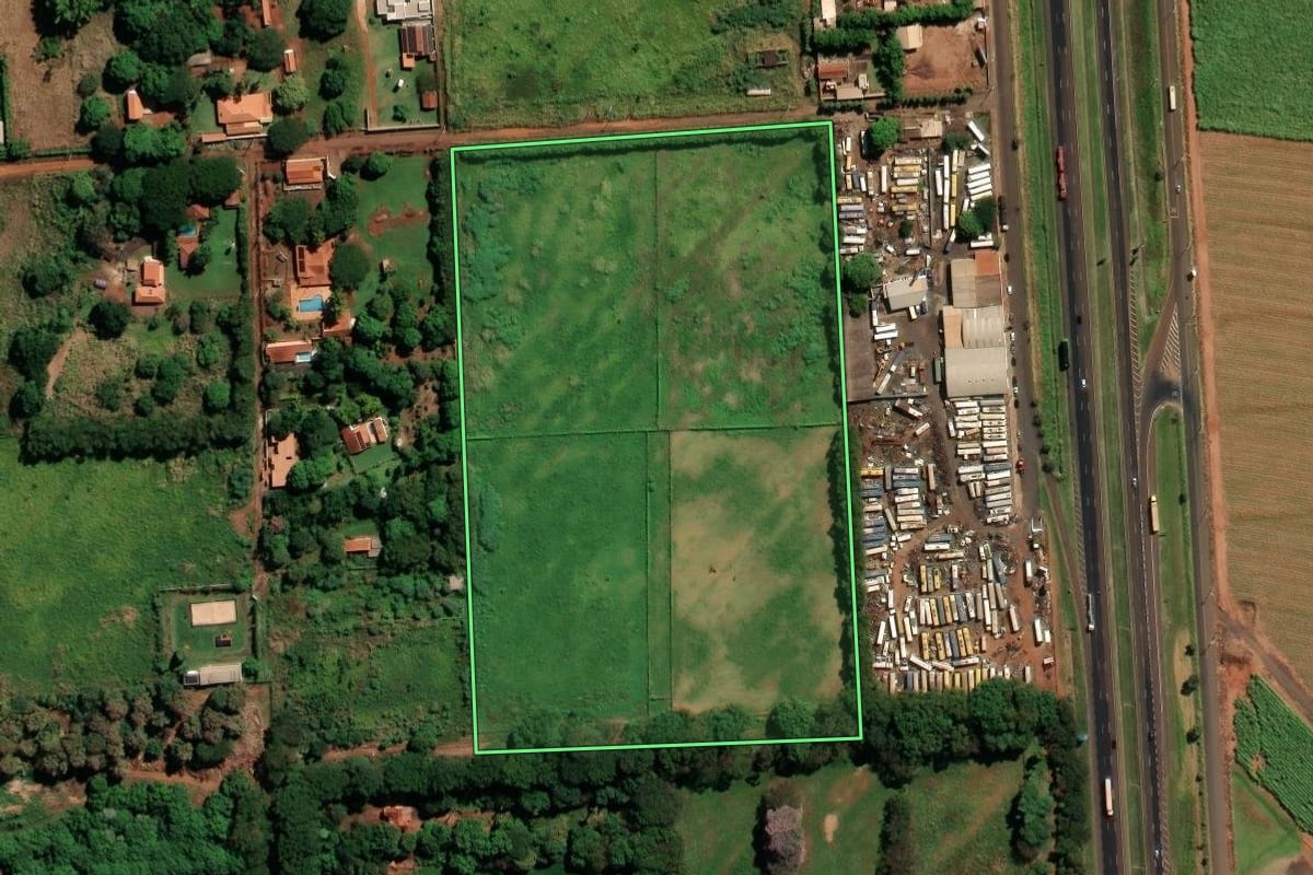 Imagem de satélite do imóvel rural em Orlândia (SP), com o contorno declarado no CAR desenhado por cima.
