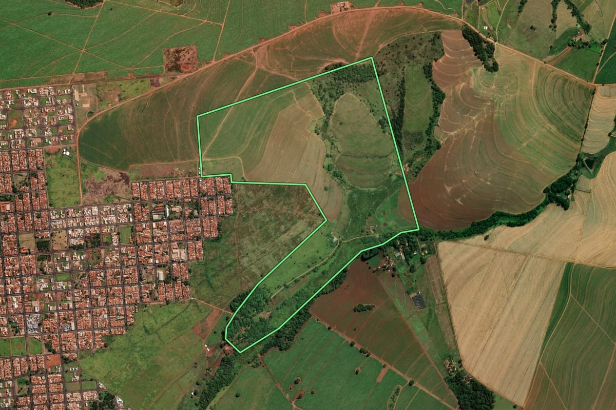 Imagem de satélite do imóvel rural em Orlândia (SP), com o contorno declarado no CAR desenhado por cima.