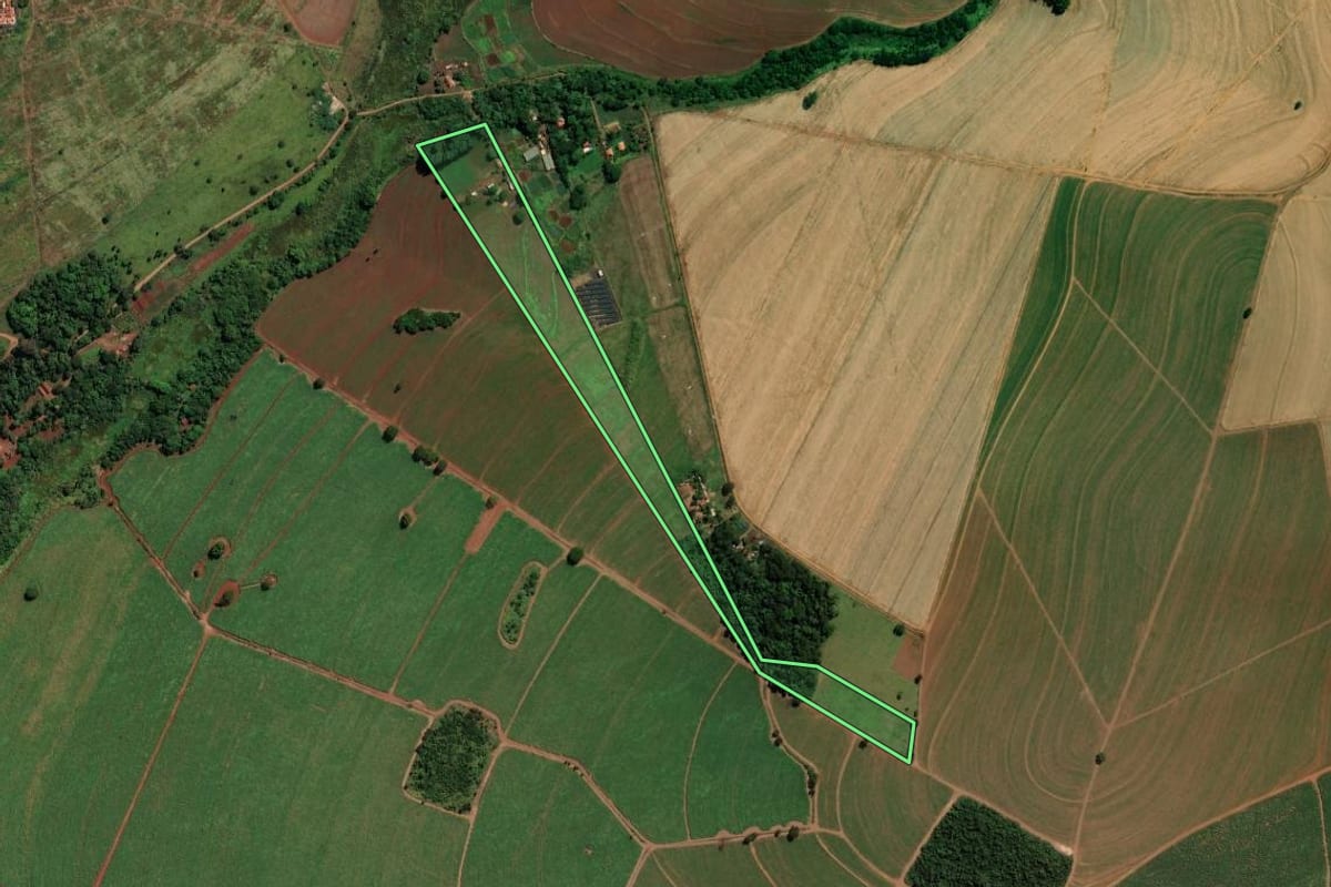 Imagem de satélite do imóvel rural em Orlândia (SP), com o contorno declarado no CAR desenhado por cima.