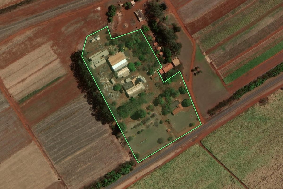 Imagem de satélite do imóvel rural em Guaíra (SP), com o contorno declarado no CAR desenhado por cima.