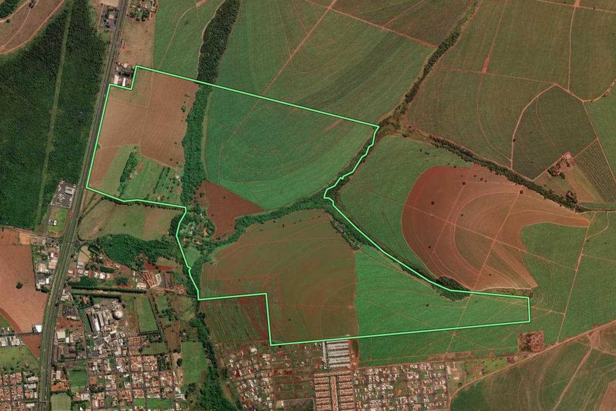 Imagem de satélite do imóvel rural em Orlândia (SP), com o contorno declarado no CAR desenhado por cima.