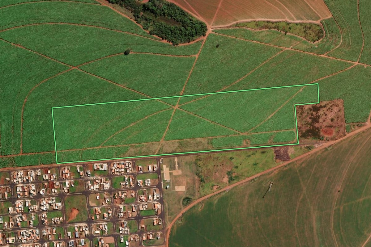 Imagem de satélite do imóvel rural em Orlândia (SP), com o contorno declarado no CAR desenhado por cima.
