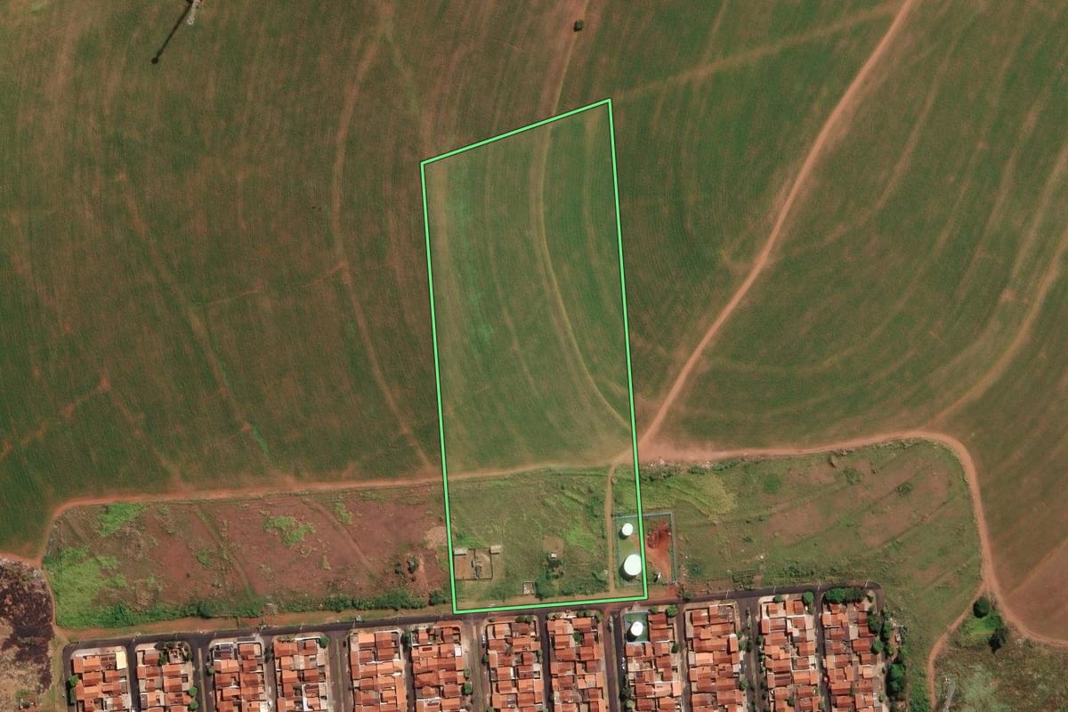 Imagem de satélite do imóvel rural em Orlândia (SP), com o contorno declarado no CAR desenhado por cima.