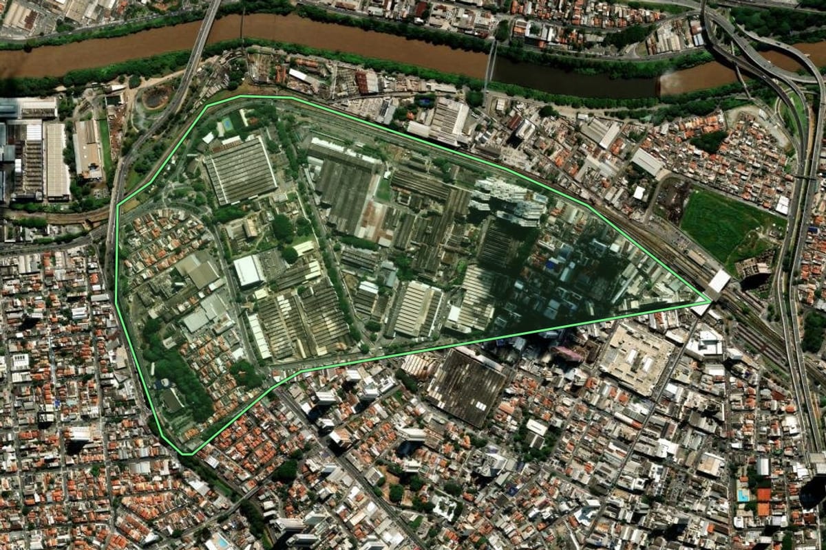 Imagem de satélite do imóvel rural em Osasco (SP), com o contorno declarado no CAR desenhado por cima.