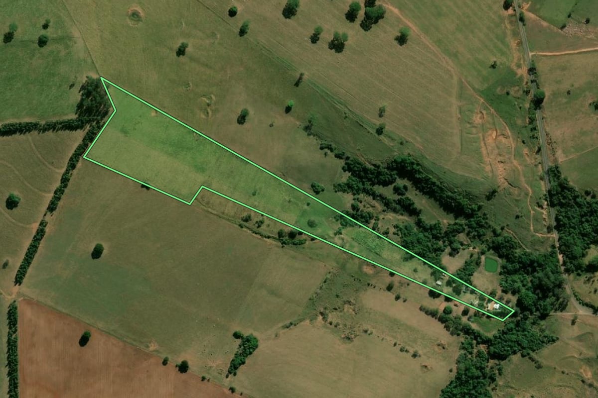 Imagem de satélite do imóvel rural em Oscar Bressane (SP), com o contorno declarado no CAR desenhado por cima.
