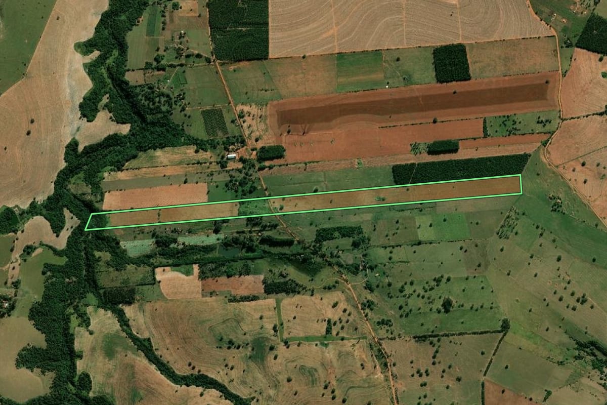 Imagem de satélite do imóvel rural em Oscar Bressane (SP), com o contorno declarado no CAR desenhado por cima.