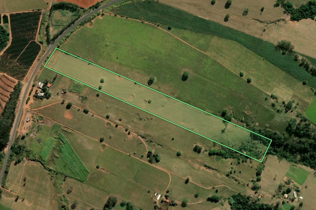 Imagem de satélite do imóvel rural em Oscar Bressane (SP), com o contorno declarado no CAR desenhado por cima.
