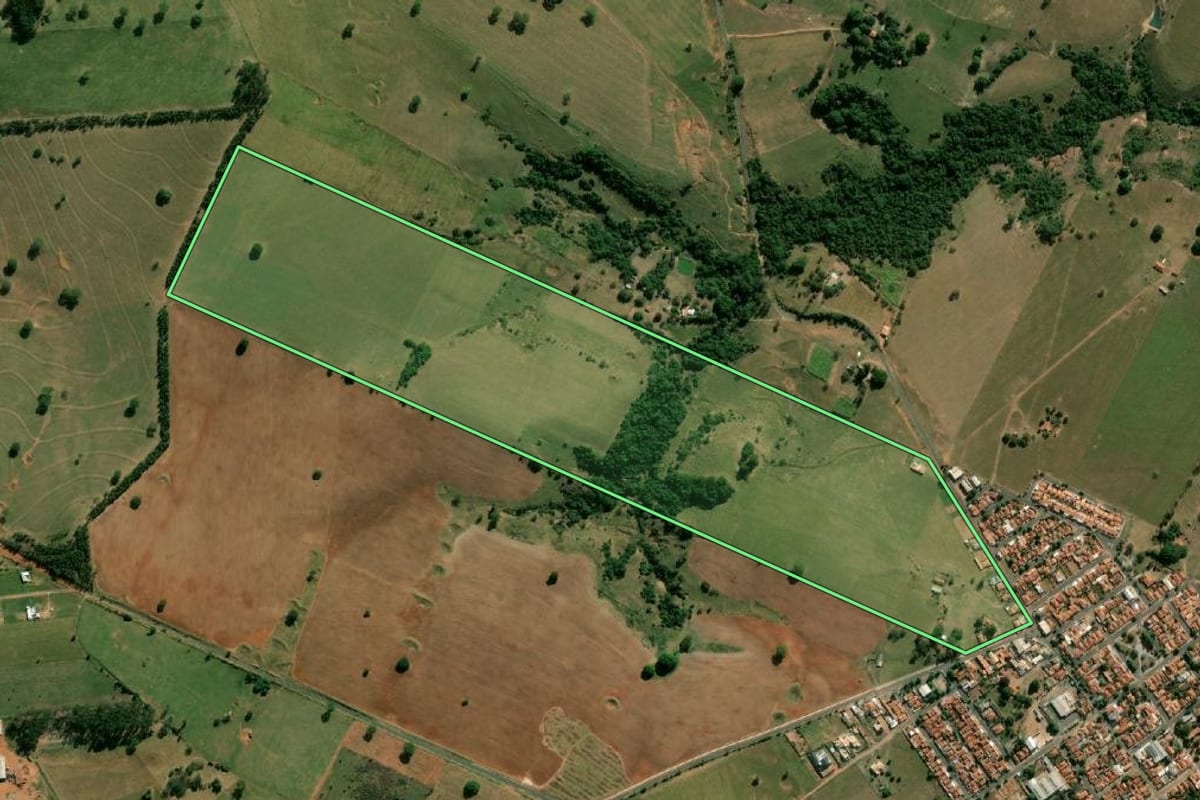 Imagem de satélite do imóvel rural em Oscar Bressane (SP), com o contorno declarado no CAR desenhado por cima.