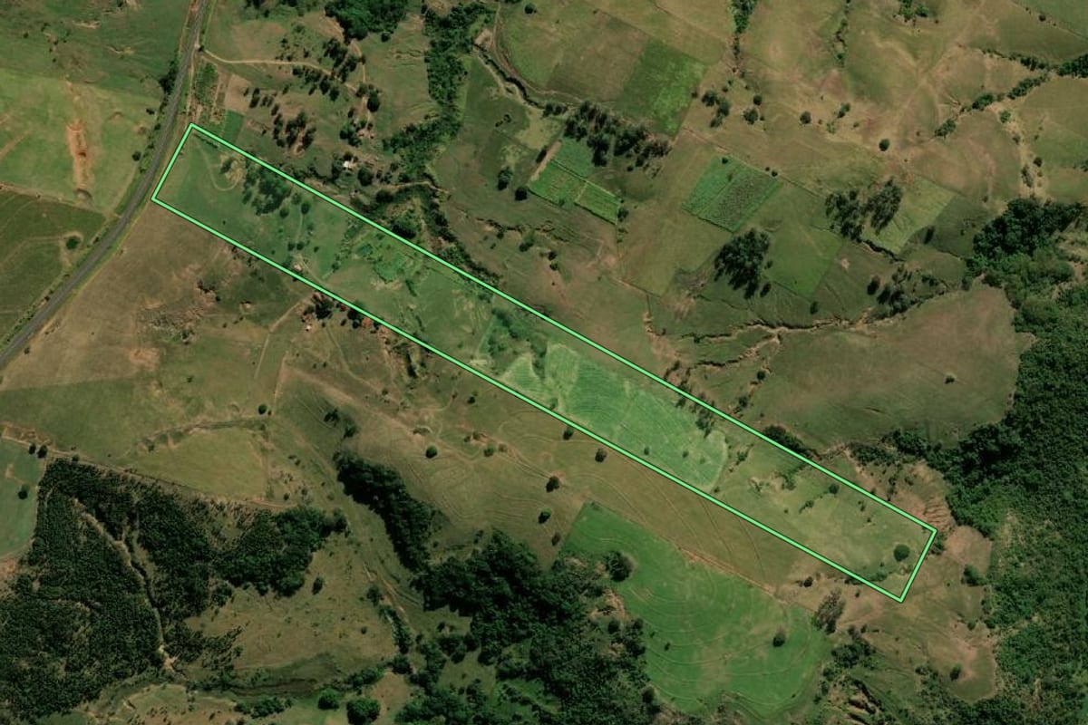 Imagem de satélite do imóvel rural em Oscar Bressane (SP), com o contorno declarado no CAR desenhado por cima.