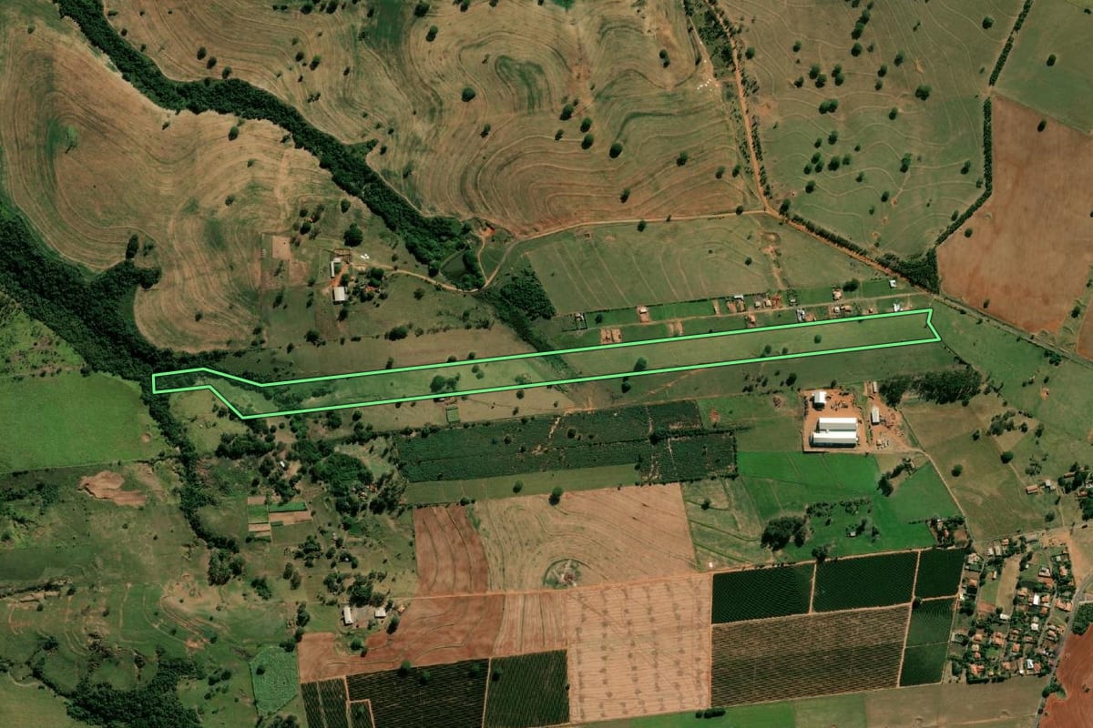 Imagem de satélite do imóvel rural em Oscar Bressane (SP), com o contorno declarado no CAR desenhado por cima.