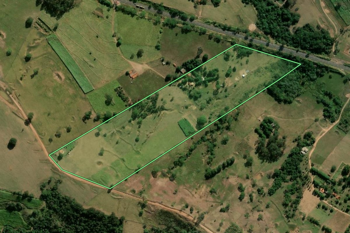 Imagem de satélite do imóvel rural em Oscar Bressane (SP), com o contorno declarado no CAR desenhado por cima.