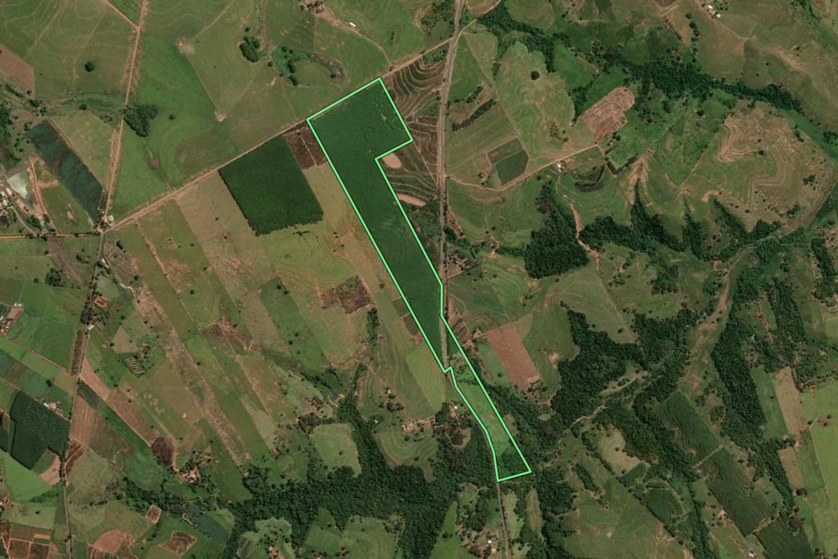 Imagem de satélite do imóvel rural em Osvaldo Cruz (SP), com o contorno declarado no CAR desenhado por cima.
