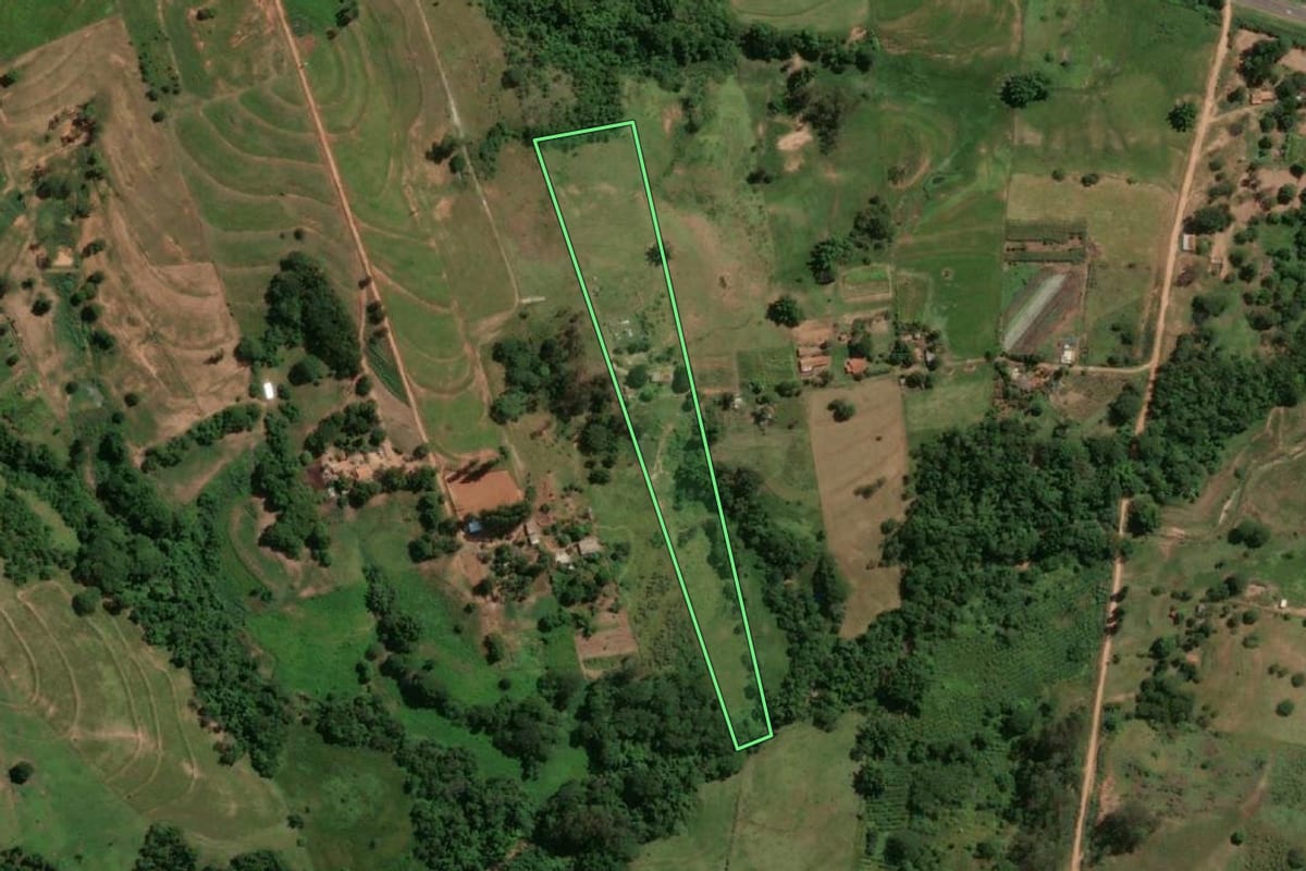 Imagem de satélite do imóvel rural em Osvaldo Cruz (SP), com o contorno declarado no CAR desenhado por cima.