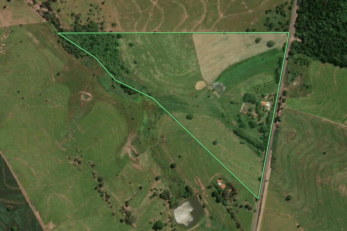Imagem de satélite do imóvel rural em Osvaldo Cruz (SP), com o contorno declarado no CAR desenhado por cima.