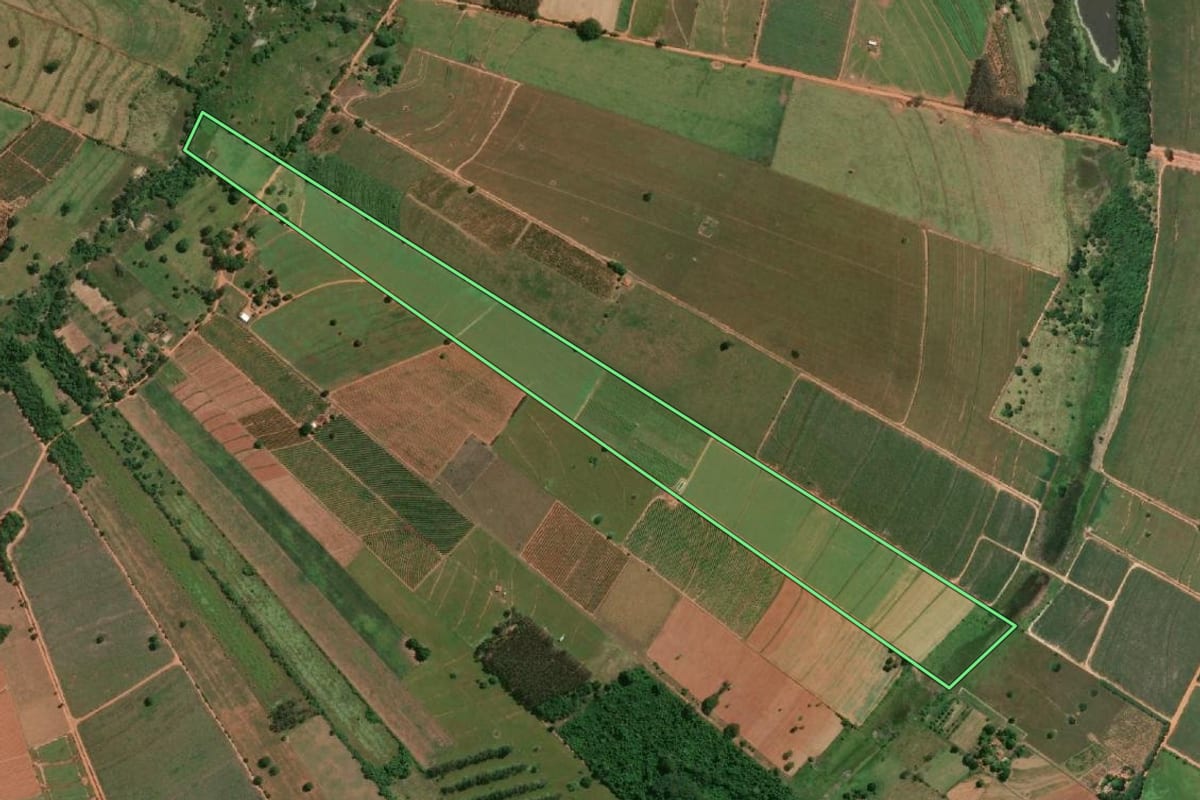 Imagem de satélite do imóvel rural em Osvaldo Cruz (SP), com o contorno declarado no CAR desenhado por cima.