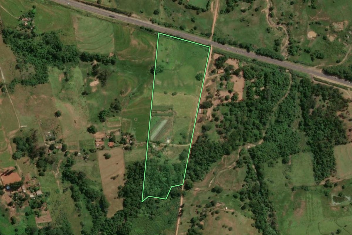 Imagem de satélite do imóvel rural em Osvaldo Cruz (SP), com o contorno declarado no CAR desenhado por cima.