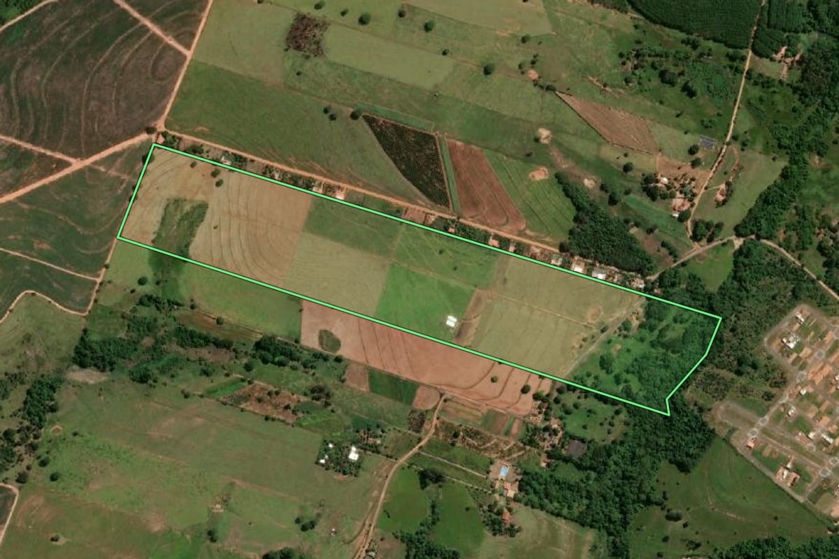 Imagem de satélite do imóvel rural em Osvaldo Cruz (SP), com o contorno declarado no CAR desenhado por cima.