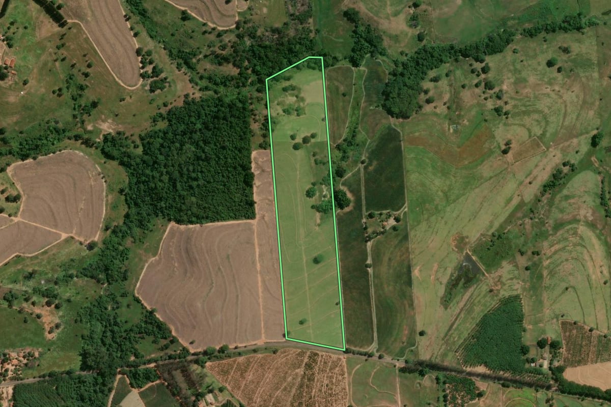 Imagem de satélite do imóvel rural em Osvaldo Cruz (SP), com o contorno declarado no CAR desenhado por cima.