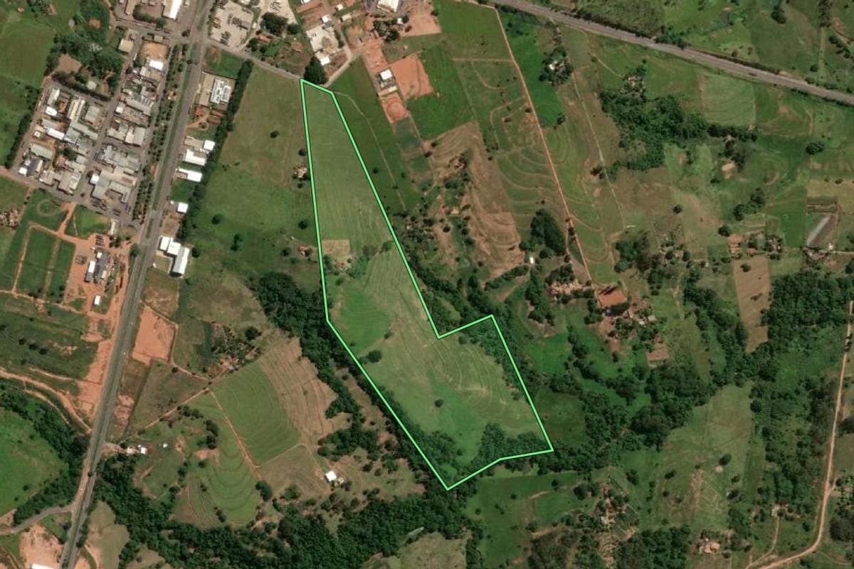 Imagem de satélite do imóvel rural em Osvaldo Cruz (SP), com o contorno declarado no CAR desenhado por cima.
