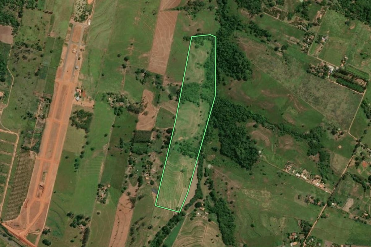 Imagem de satélite do imóvel rural em Osvaldo Cruz (SP), com o contorno declarado no CAR desenhado por cima.