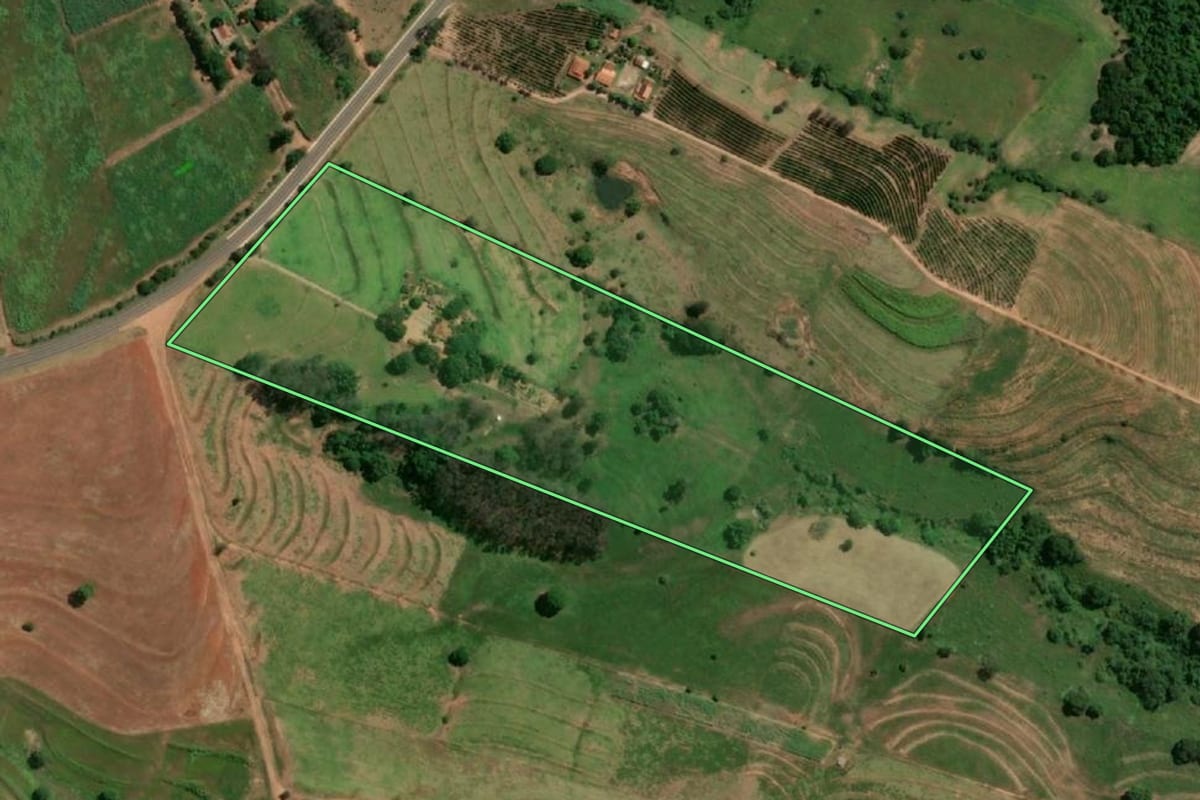 Imagem de satélite do imóvel rural em Osvaldo Cruz (SP), com o contorno declarado no CAR desenhado por cima.