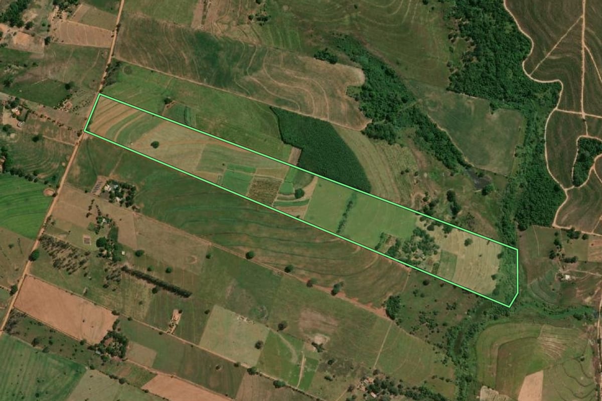 Imagem de satélite do imóvel rural em Osvaldo Cruz (SP), com o contorno declarado no CAR desenhado por cima.