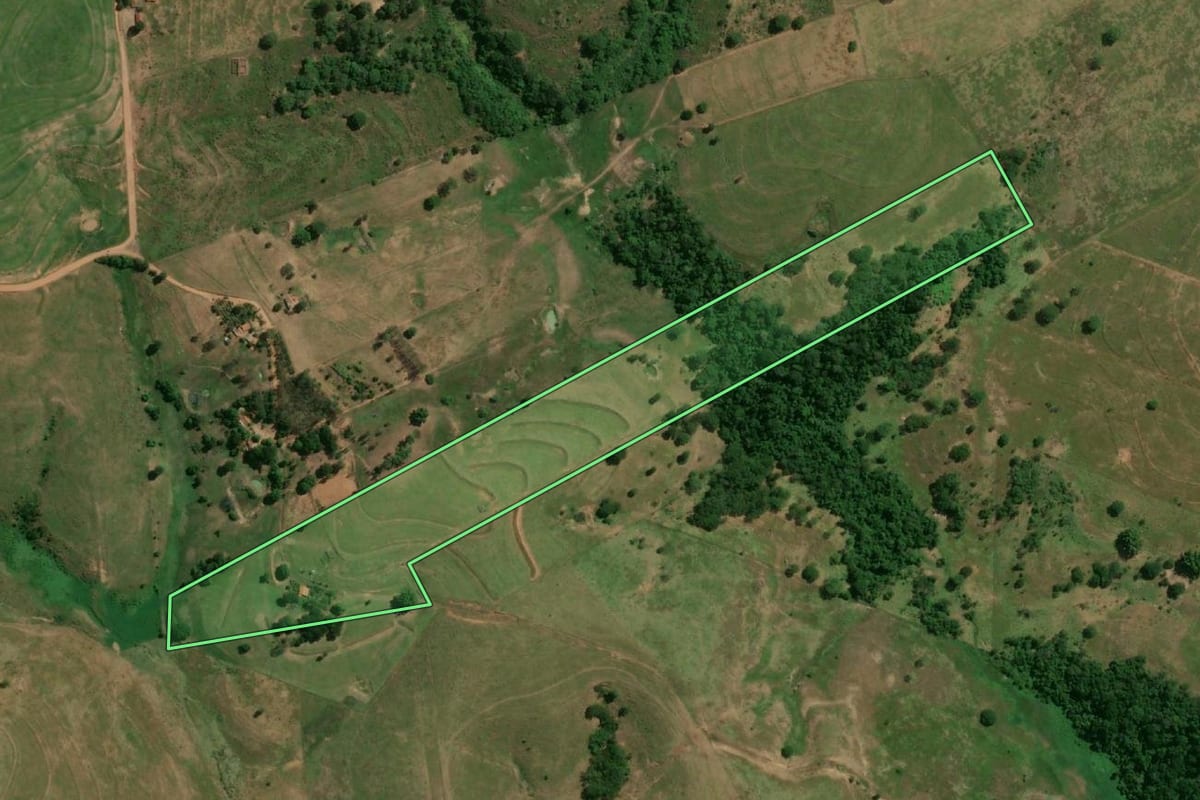 Imagem de satélite do imóvel rural em Osvaldo Cruz (SP), com o contorno declarado no CAR desenhado por cima.