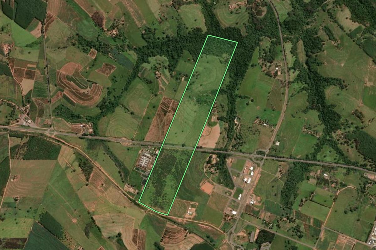 Imagem de satélite do imóvel rural em Osvaldo Cruz (SP), com o contorno declarado no CAR desenhado por cima.