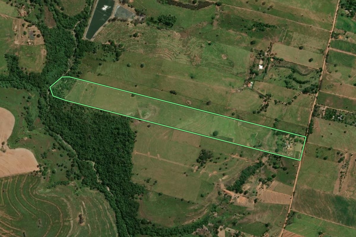 Imagem de satélite do imóvel rural em Osvaldo Cruz (SP), com o contorno declarado no CAR desenhado por cima.