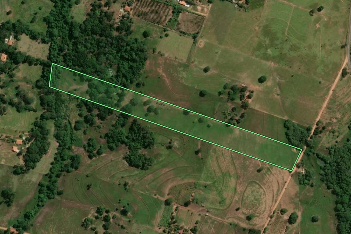 Imagem de satélite do imóvel rural em Osvaldo Cruz (SP), com o contorno declarado no CAR desenhado por cima.