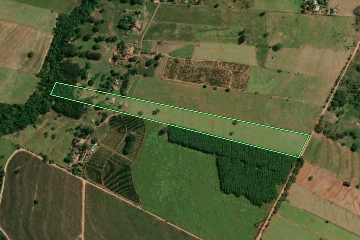 Imagem de satélite do imóvel rural em Osvaldo Cruz (SP), com o contorno declarado no CAR desenhado por cima.