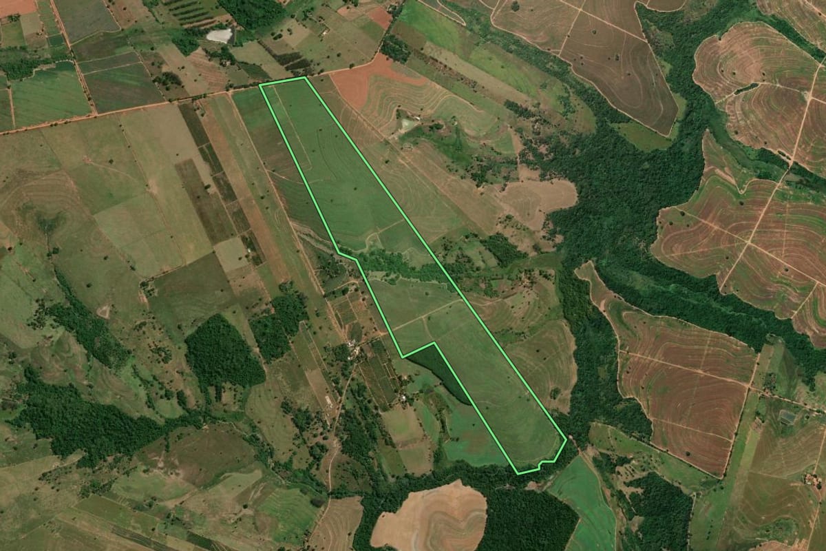 Imagem de satélite do imóvel rural em Osvaldo Cruz (SP), com o contorno declarado no CAR desenhado por cima.