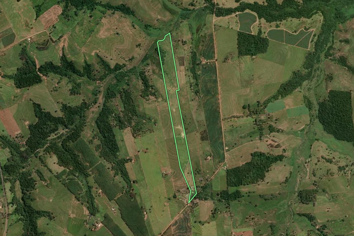 Imagem de satélite do imóvel rural em Osvaldo Cruz (SP), com o contorno declarado no CAR desenhado por cima.